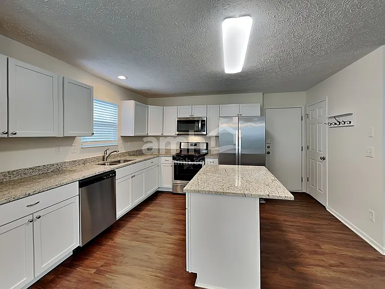 2274 Farmland Dr — Photo 3
