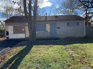 52 Ash St, Central Islip, NY 11722