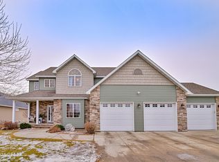 1490 Robert Cir, Grand Forks, ND 58201
