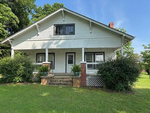3 bed, 1350 sqft, $1,800 — Photo 1