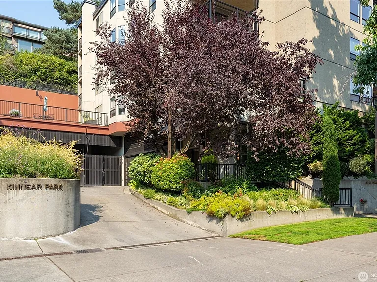 410 W Roy St — Photo 6