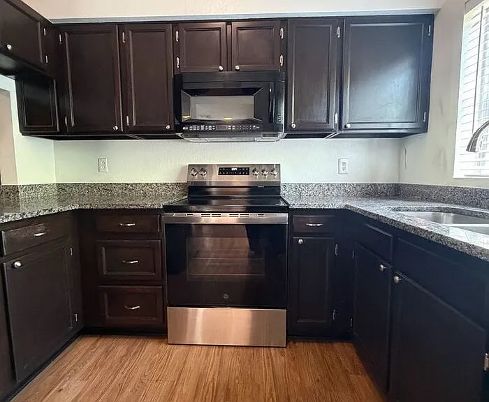 2825 N Adelaide Pl — Photo 6