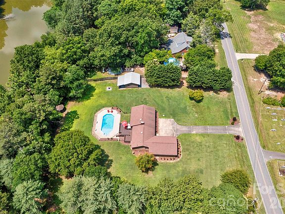2nd image of 246 Putnam Lake Rd