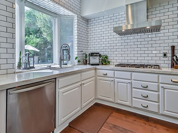 4th image of 31828 Saddletree Dr