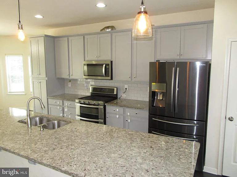220 Jenny Dr — Photo 2