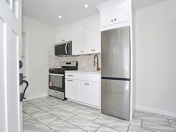 4th image of 31 Rea Ave #3