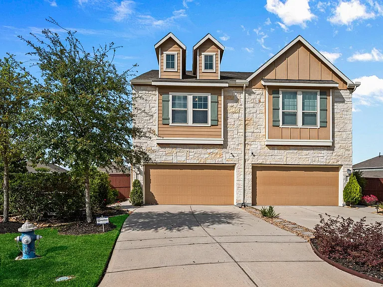 25330 Fallen Acorn Ct — Photo 1