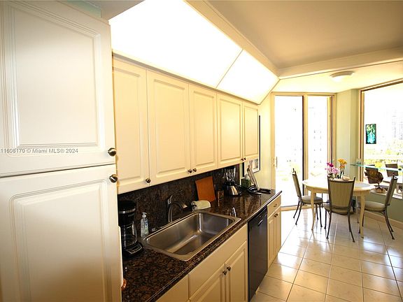 4th image of 20191 E Country Club Dr APT 908