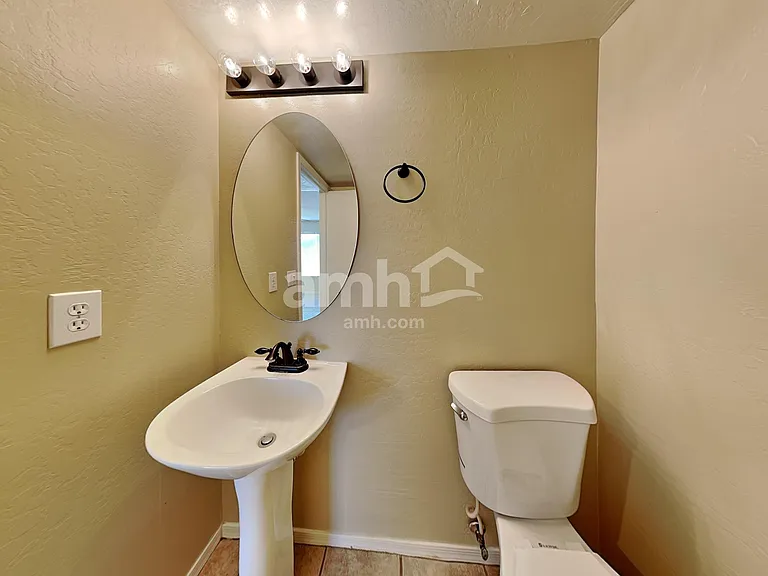 15995 W Monroe St — Photo 9