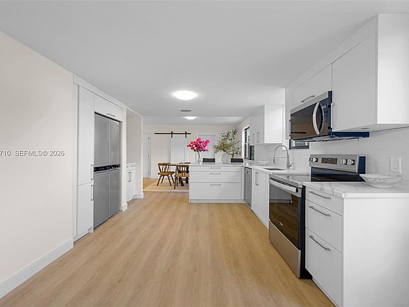 5th image of 7996 Crespi Blvd