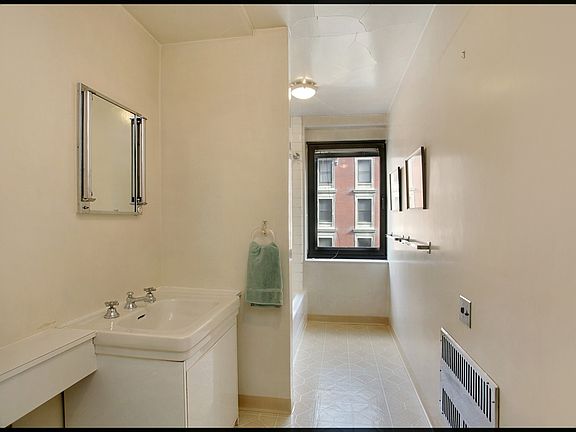 4th image of 25 E 83rd St APT 6B
