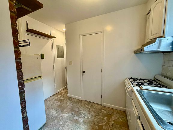 2nd image of 106 Mulberry St APT 22