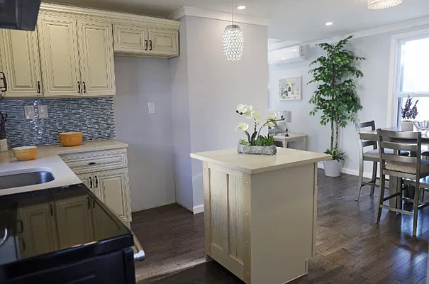 Rented by E Realty International Corp | media 6