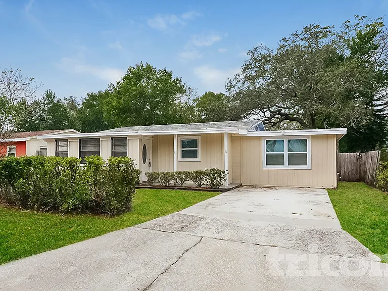 10014 N Oklawaha Ave — Photo 1