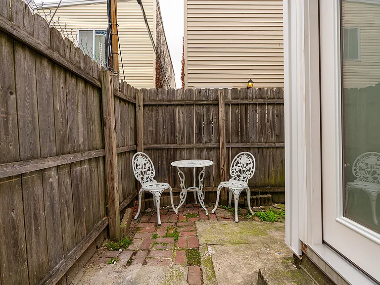 Tulip St — Photo 14