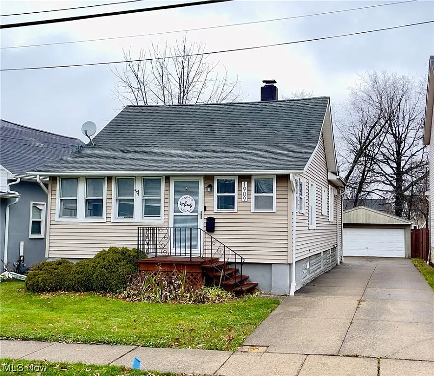 1909 E 296th St photo 1