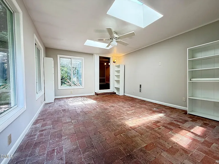 2667 Davis St — Photo 19