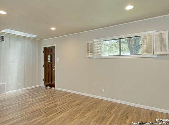 4th image of 903 Dodic St