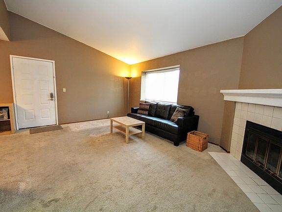 Living Room w Cozy Fireplace