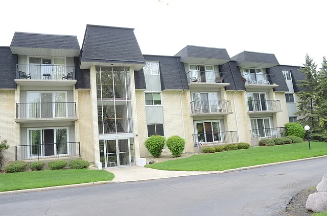 18501 Wentworth Ave APT 1E photo 1