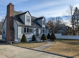 1651 N Gardiner Dr, Bay Shore, NY 11706