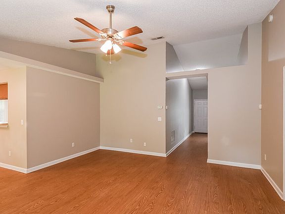 4th image of 542 Lewis Morris St