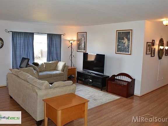 3rd image of 28090 Pierce Ct