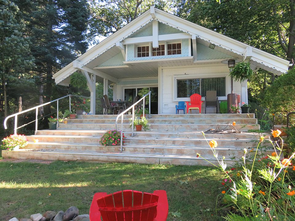 Exterior (lake side)