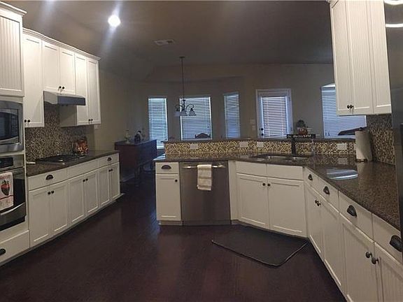 4th image of 313 Sam Houston Dr