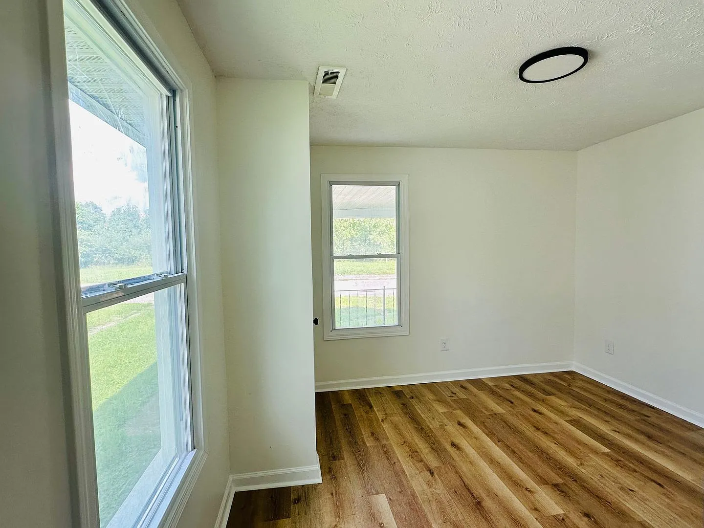 Charming 2 BR / 1 BA Duplex with Covered Front Porch — Photo 3