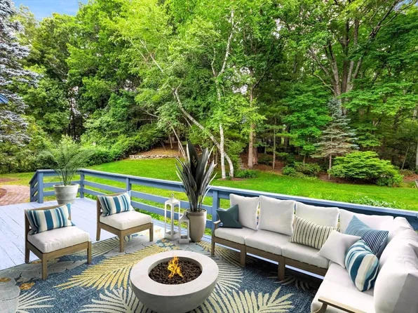 8 Donato Dr, Franklin, MA 02038