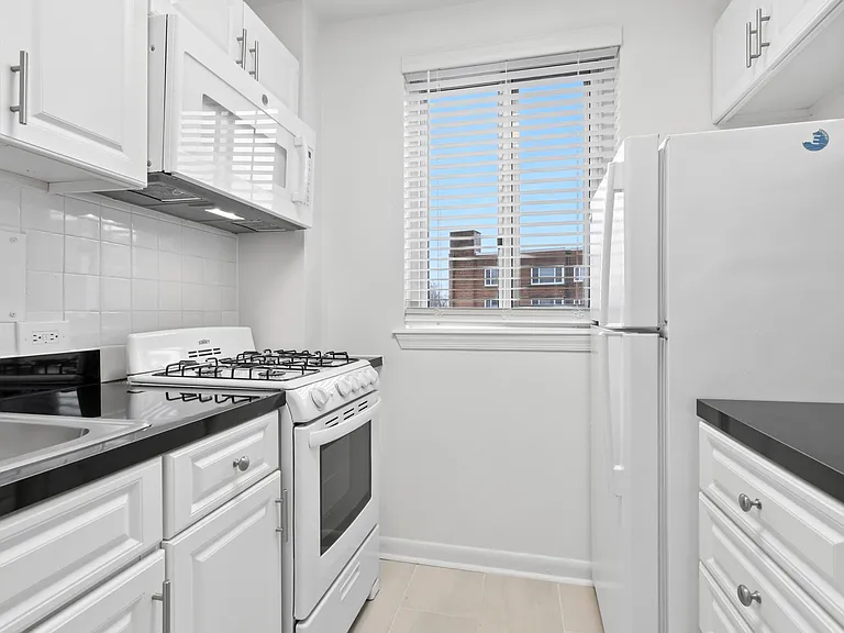 Quebec House Apartments — Photo 21
