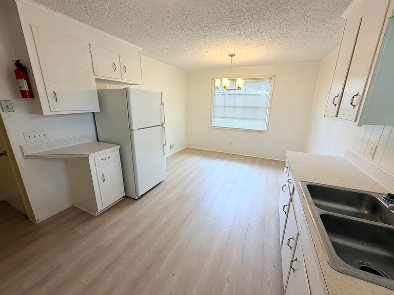 21 Golden Ct — Photo 4