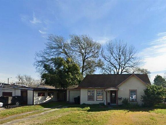 3rd image of 2907 Park Oaks Dr