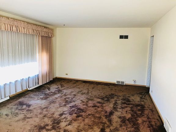 3rd image of 907 E 162nd Pl