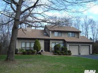 28 Oak Meadow Rd, Commack, NY 11725