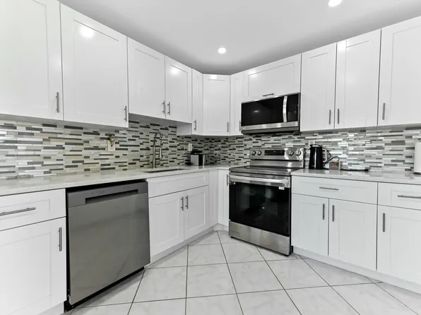 528 Burgundy K Avenue, Delray Beach, FL 33484