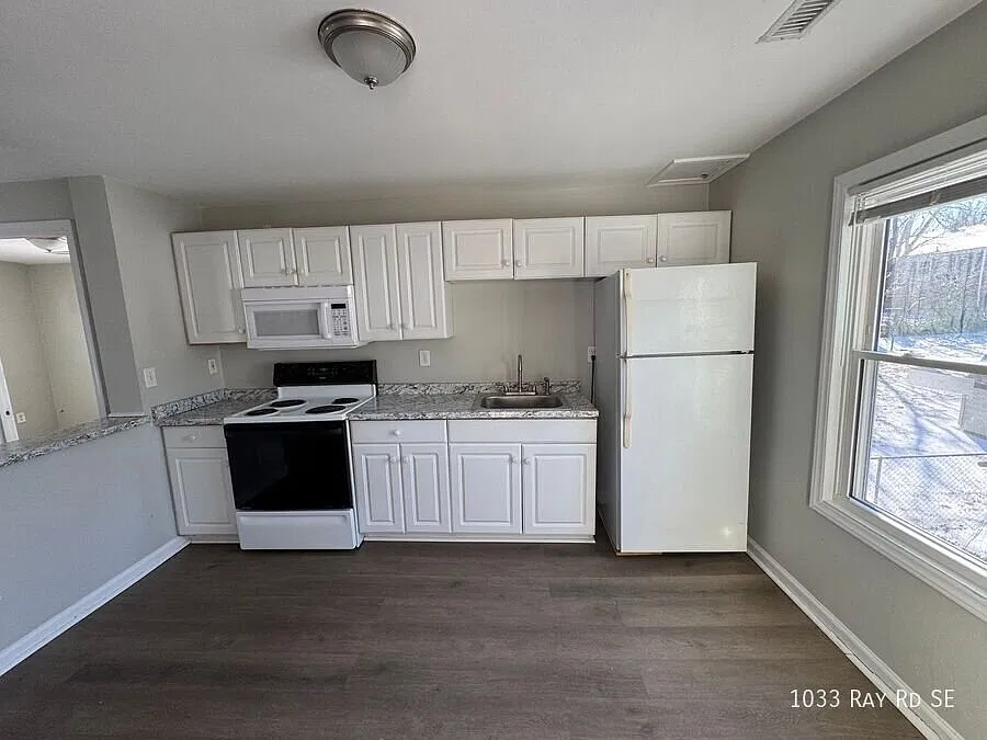 Charming 1-Bedroom Carriage House Apartment with Garage Storage — Photo 2