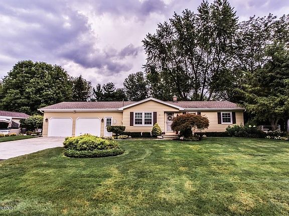 2nd image of 4520 Bonneville Dr NE