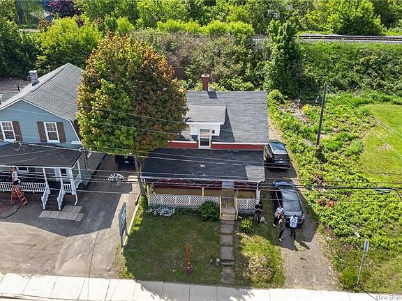 3rd image of 292 Botsford St