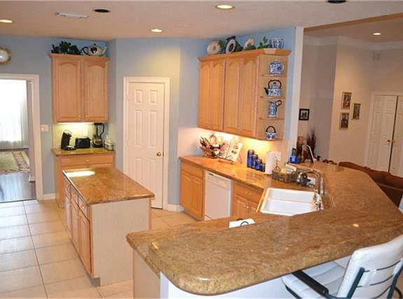 5th image of 1706 Country Club Dr