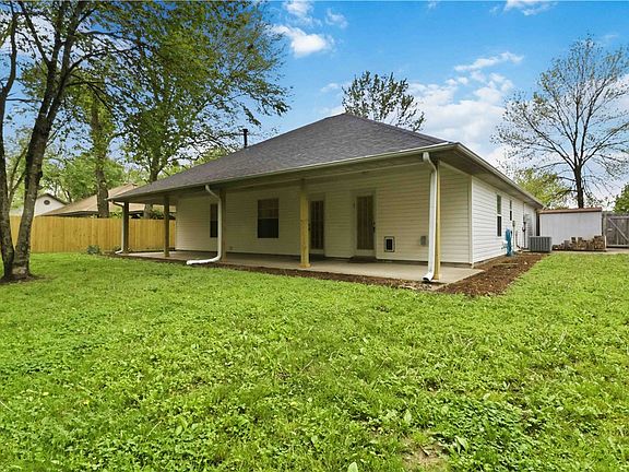 3rd image of 2408 Pin Oak St