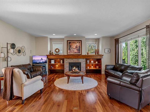 5th image of 79 S Westpark Cres SW