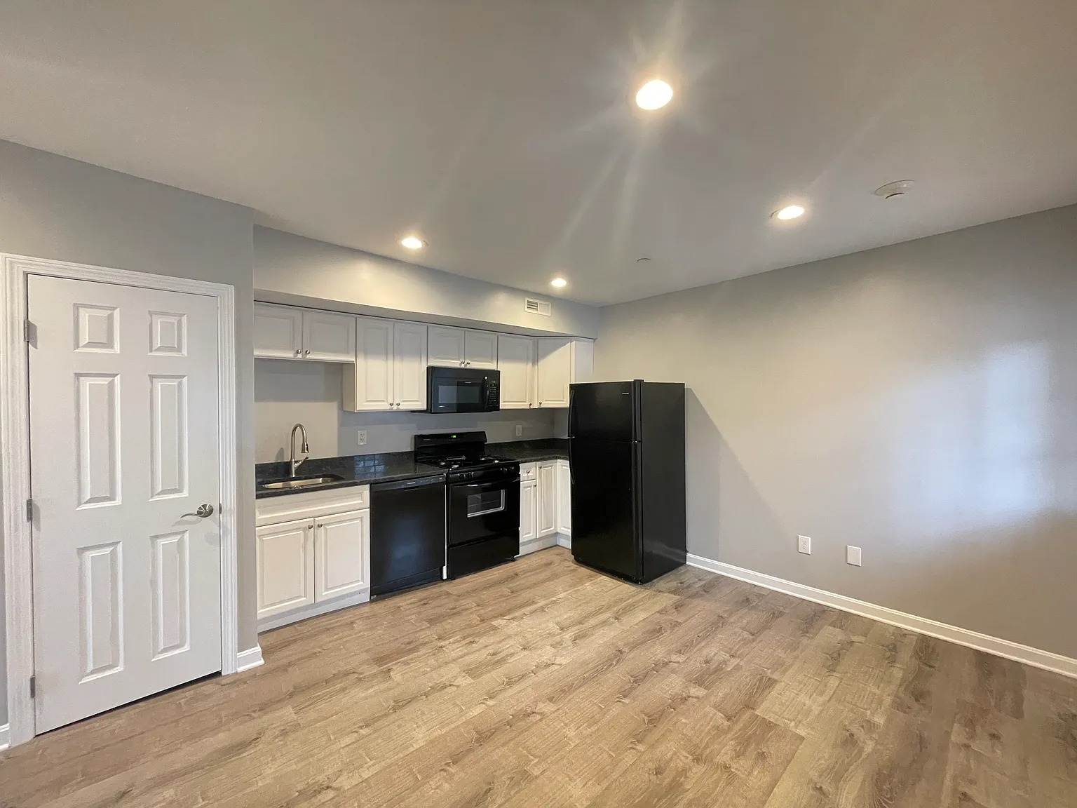 2 bed, 460 sqft, $1,750 — Photo 2
