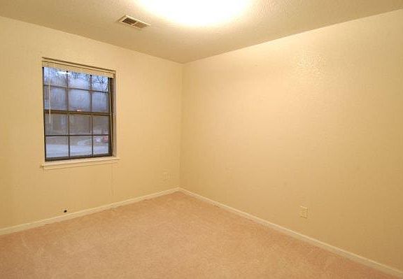 4th image of 720 NE Barnes Dr APT B