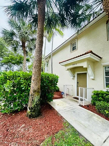 2 bed, 1028 sqft, $2,570 — Photo 3