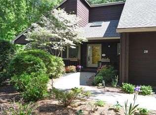 28 Ironwood Rd, West Hartford, CT 06117