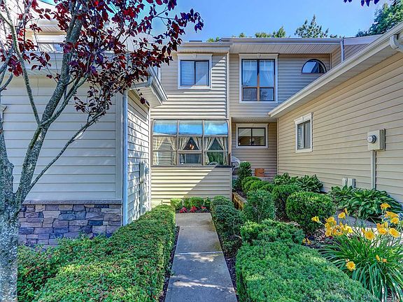 3rd image of 36 Villas Cir