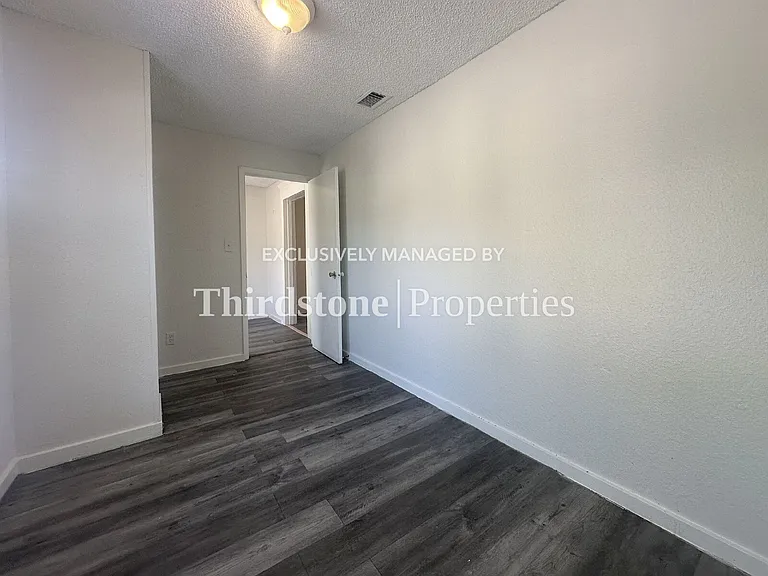 2125 Lambert St — Photo 10