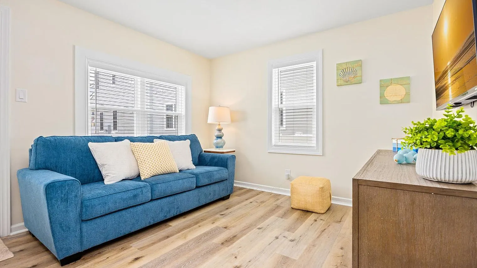 2 bed, 1.0 bath, 699 sqft, $4,078 — Photo 2